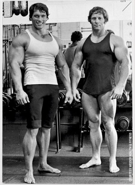 Arnold Schwarzenegger vo fitnescentre – stelesnenie úspechu a vytrvalosti, legenda kulturistiky.