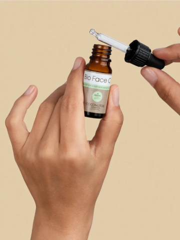 CoconutOil Cosmetics Bio Pleťové Sérum - 10ml Coconutoil Bio Pleťové Sérum Anti-aging 10 ml s bio za studena lisovanými olejmi na hydratáciu, výživu a regeneráciu pleti.